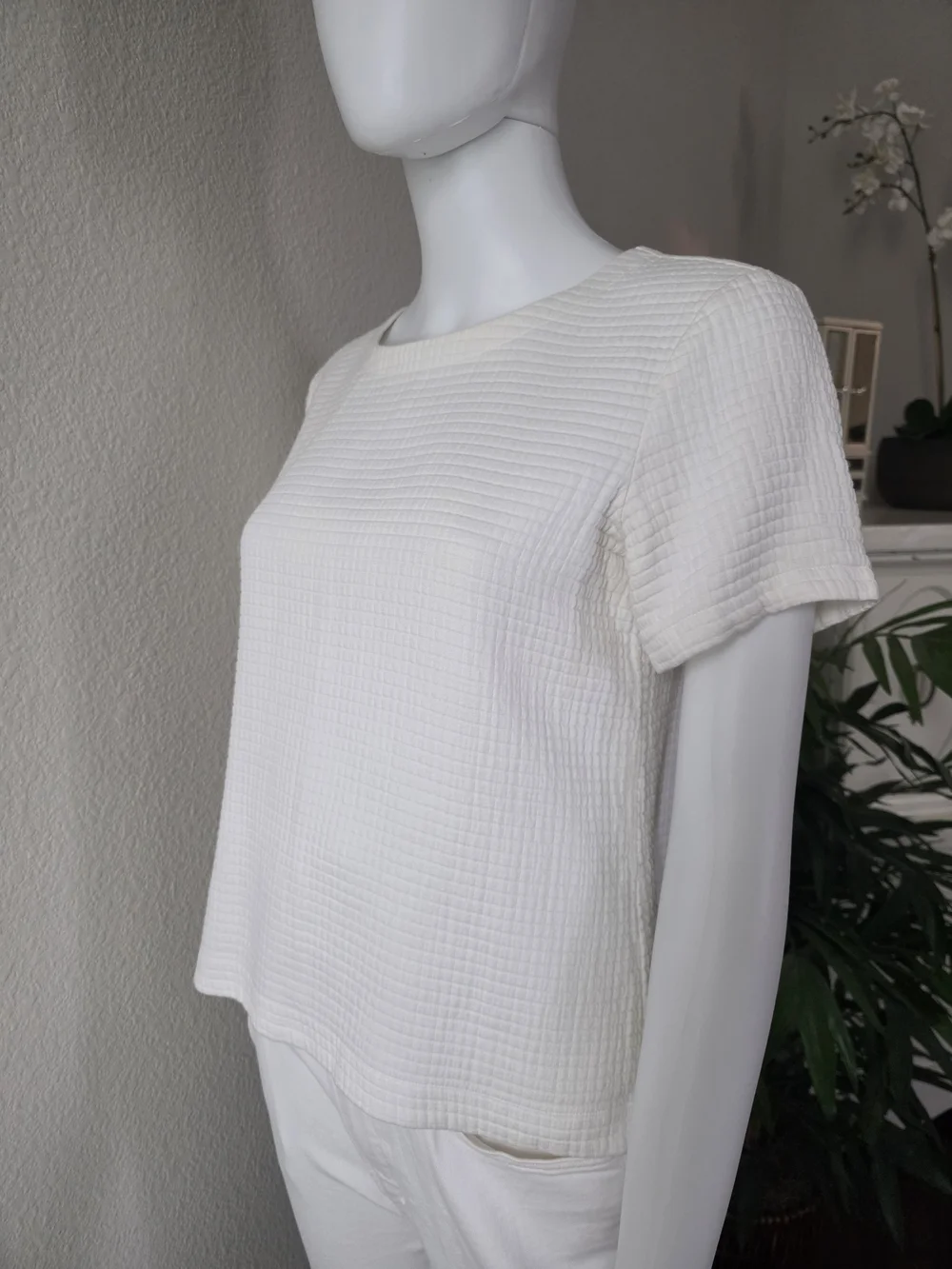 Eileen Fisher Quilted White Short-Sleeve, Straight Hem Top - Size XS
